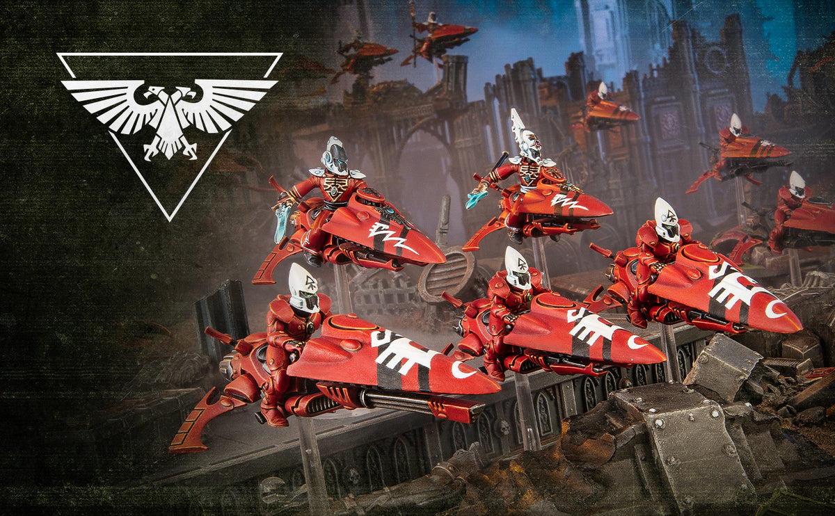 Miniaturas Aeldari en motocicletas rojas ante ruinas, imagen oficial del anuncio de reglas