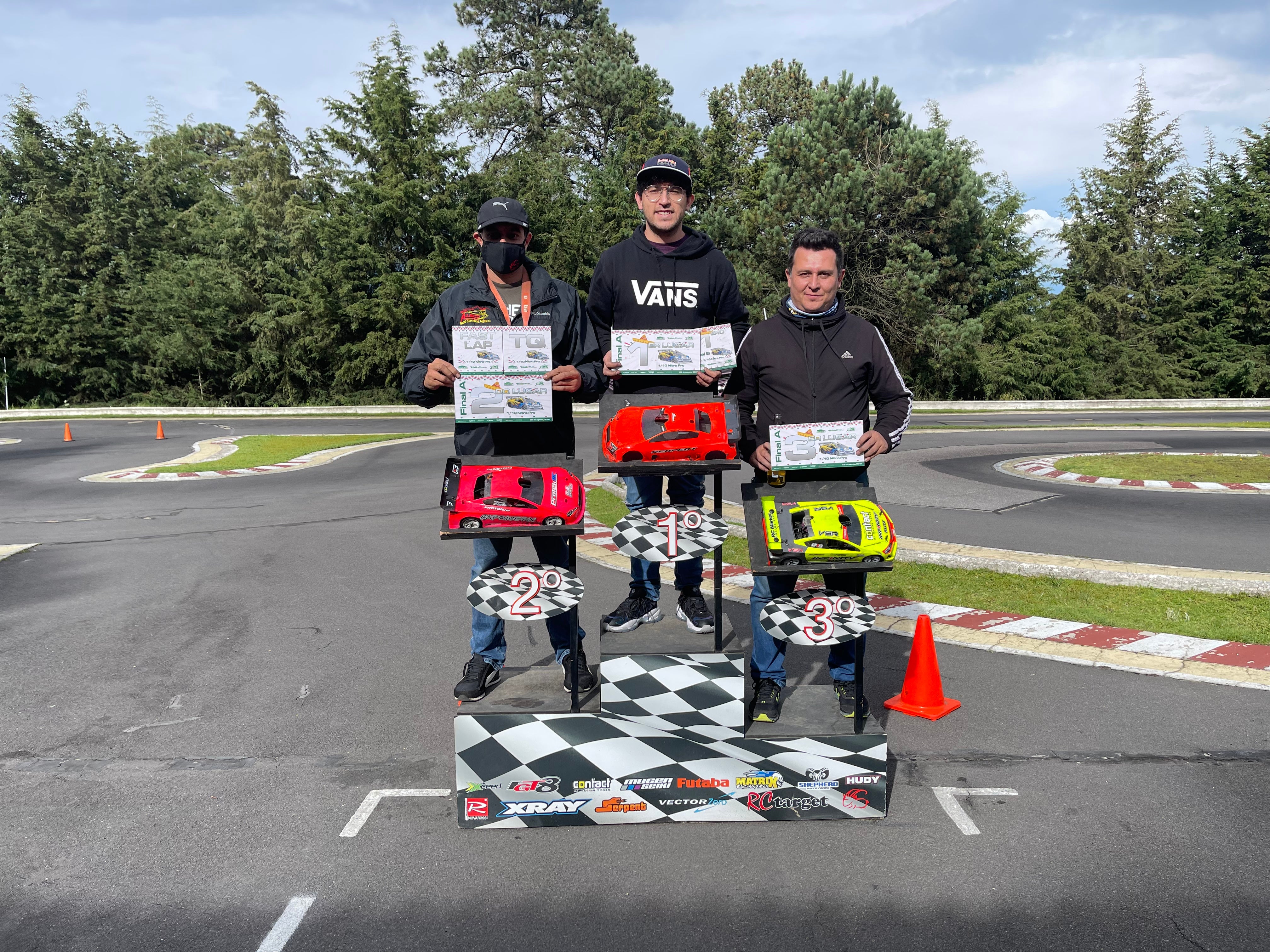 David Ortiz levanta el trofeo de 1er lugar en 1/10 Nitro PRO