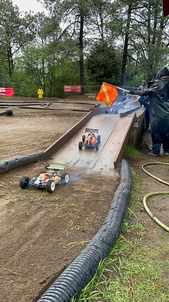 Fecha 2 de Off Road en la lluvia. Kyosho MP10 es el ganador.