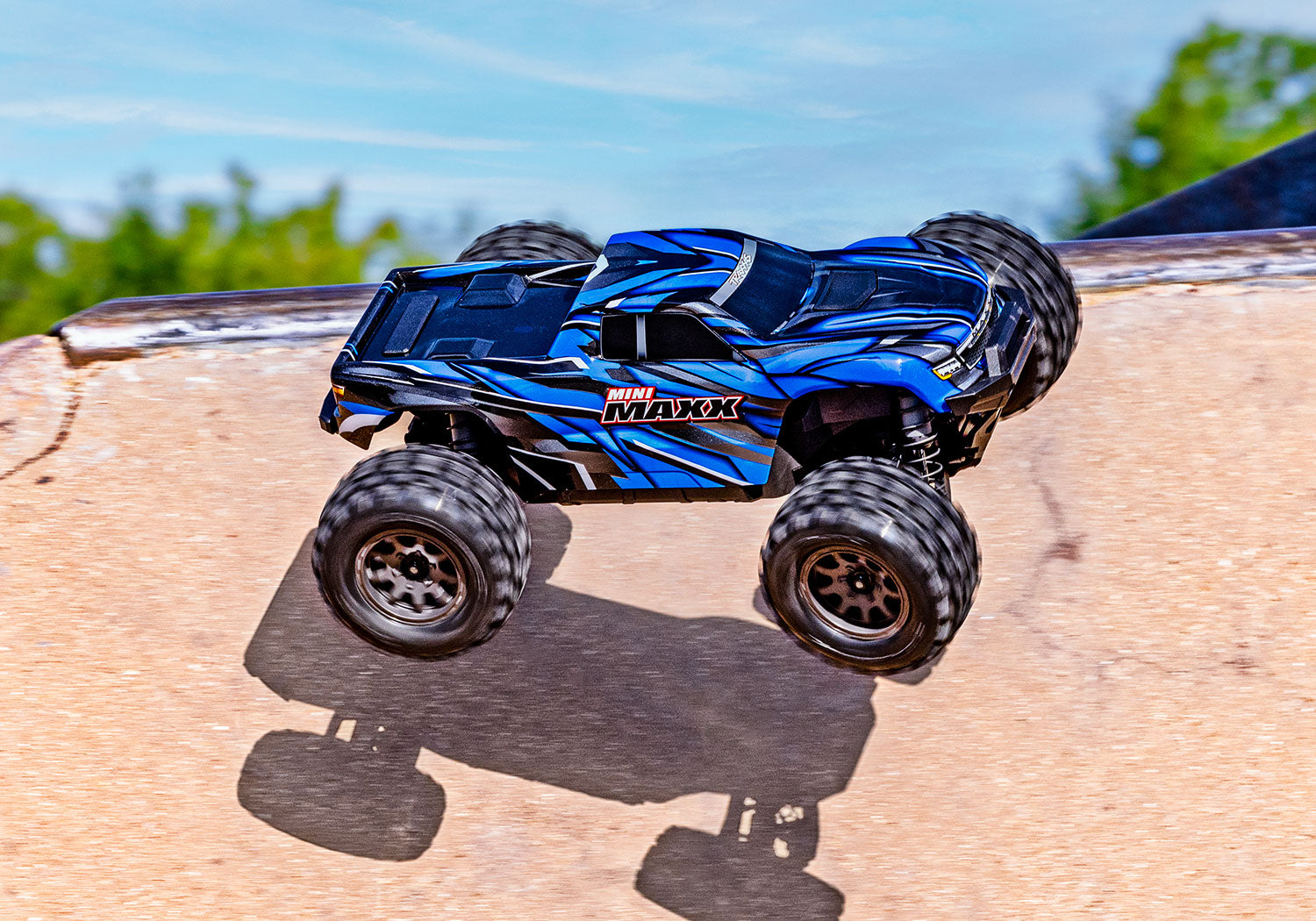 Traxxas - Mini Maxx® Brushless 1/16 4WD RTR Monster Truck w/TQ™ 2.4Ghz Radio, Battery & Charger, Azul
