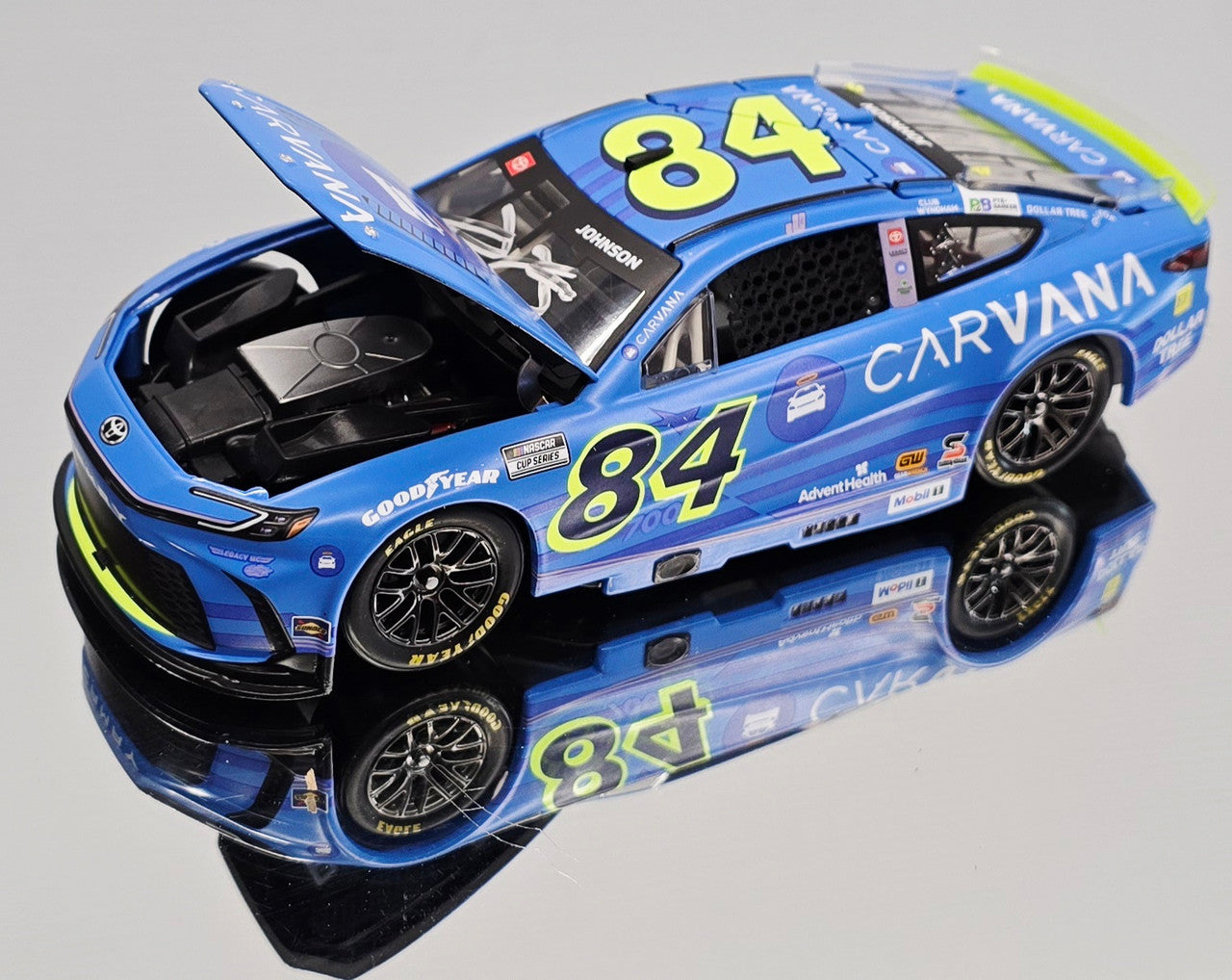 Lionel Racing - Jimmie Johnson #84 Carvana 700th Start 2025 Camry (Autografiado), escala 1:24