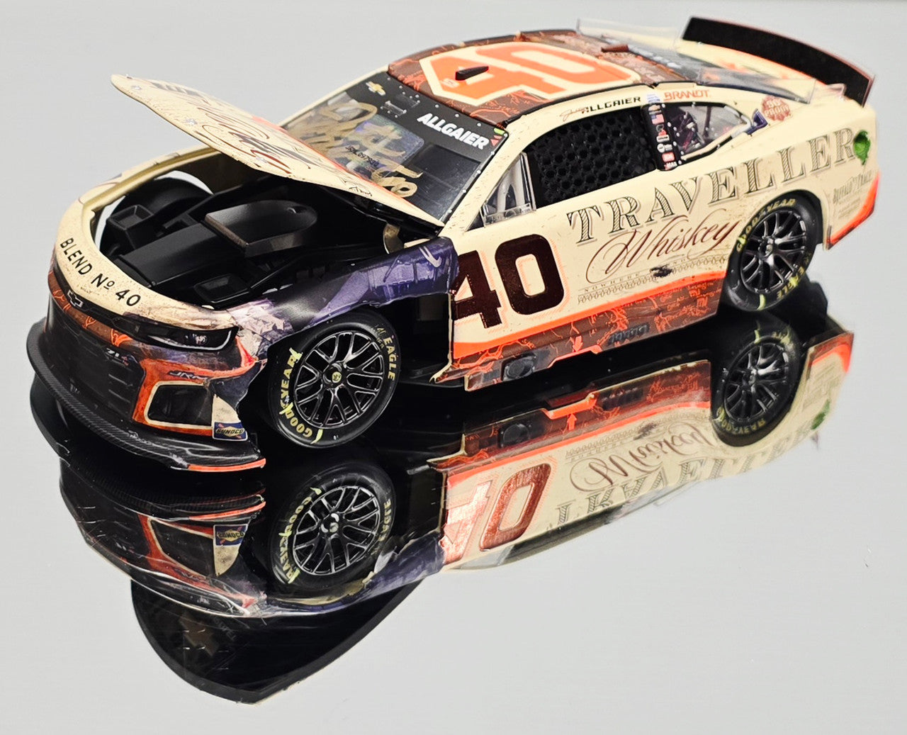Lionel Racing - Justin Allgaier #40 Traveller Whiskey Race Version 2025 Chevrolet (Autografiado) ARC DIECAST W/ SOUND BASE, escala 1:24