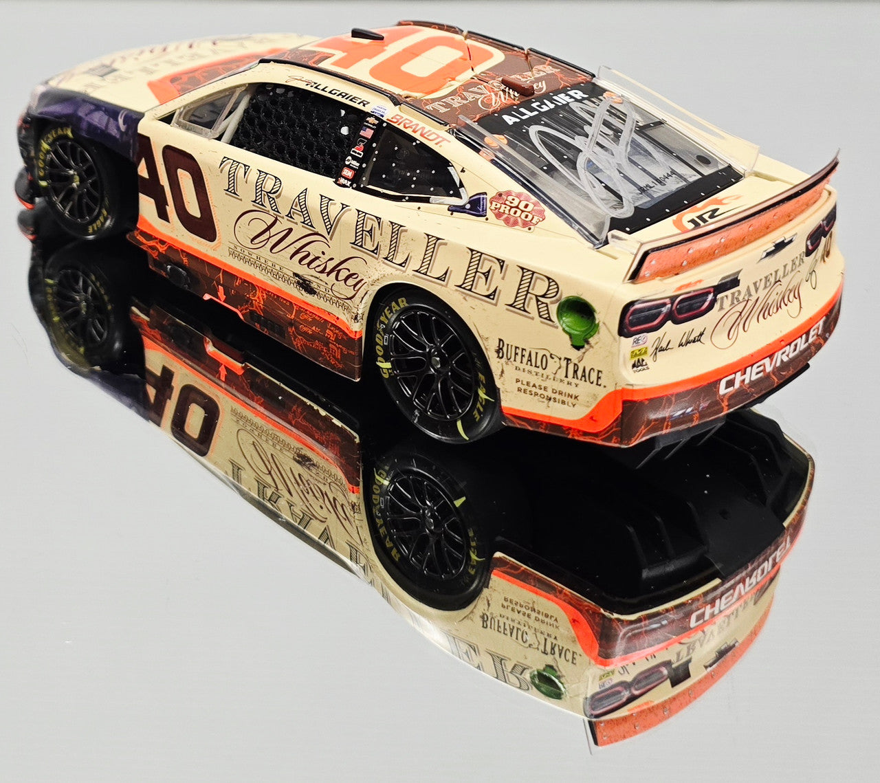Lionel Racing - Justin Allgaier #40 Traveller Whiskey Race Version 2025 Chevrolet (Autografiado) ARC DIECAST W/ SOUND BASE, escala 1:24