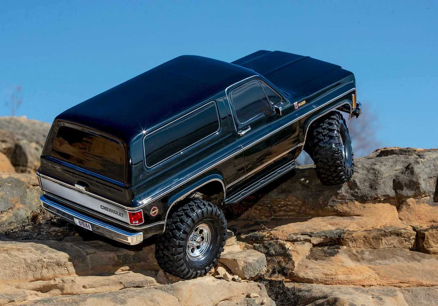 Traxxas - TRX-4® 1/10 Trail Crawler Truck w/1979 Chevy Blazer Clipless Body w/TQi 2.4GHz Radio, Negra