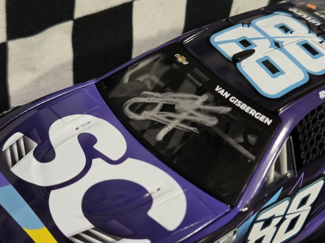 Lionel Racing - Shane Van Gisbergen NO. 88 SAFETYCULTURE (Autografiado), escala 1:24