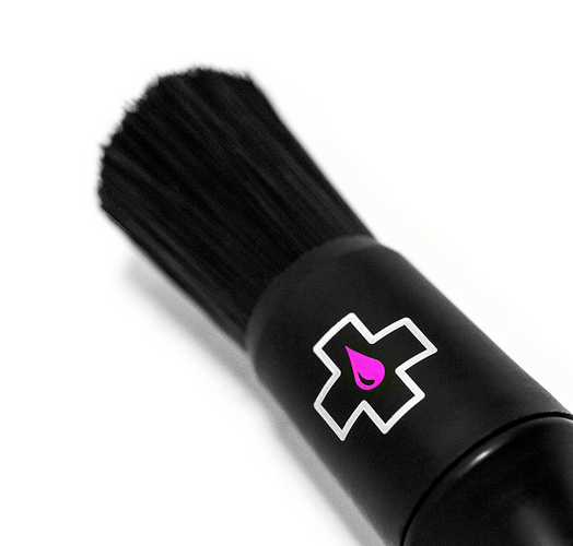 MUC-OFF - CEPILLO PARA LIMPAR Y DETALLAR TRANSMISION