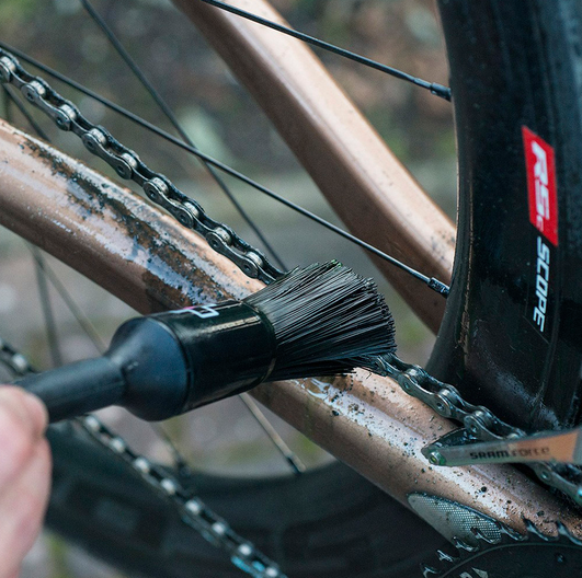 MUC-OFF - CEPILLO PARA LIMPAR Y DETALLAR TRANSMISION