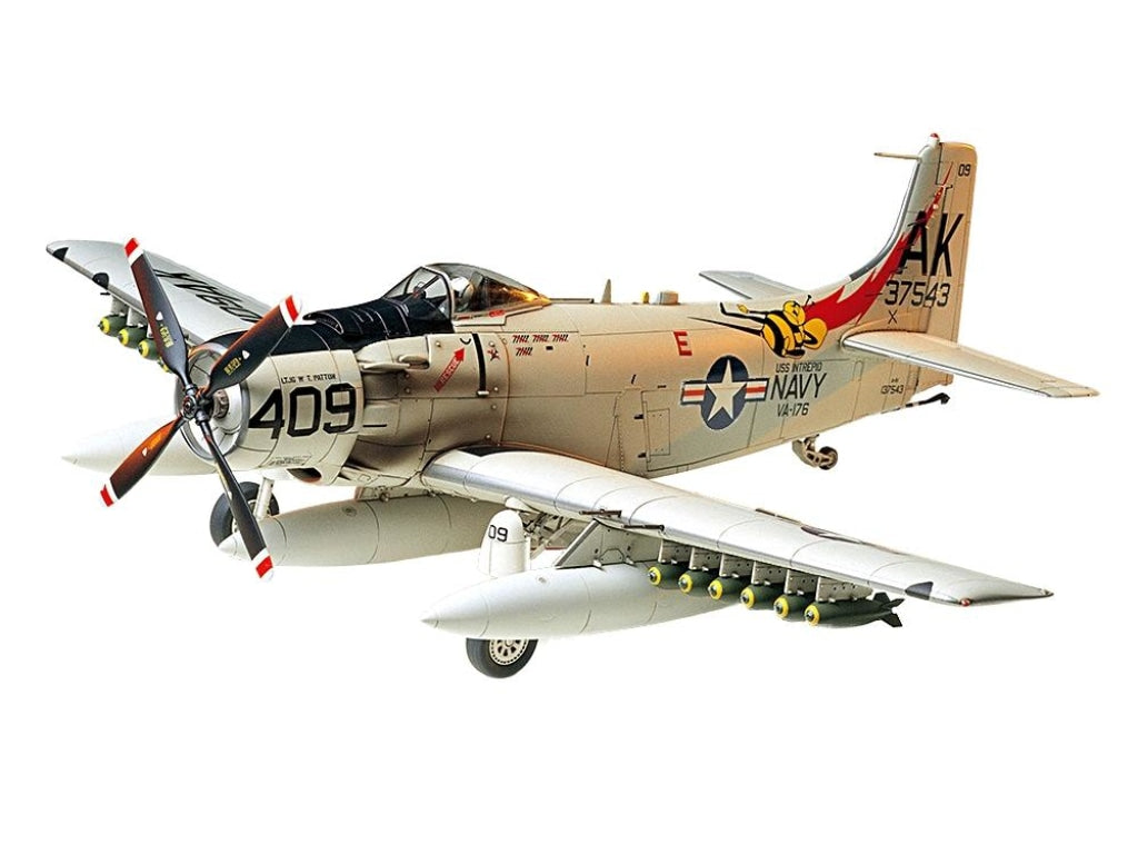 Tamiya - Douglas Skyraider Ad-6 (A-1H) Plastic Model Kit En Existencia