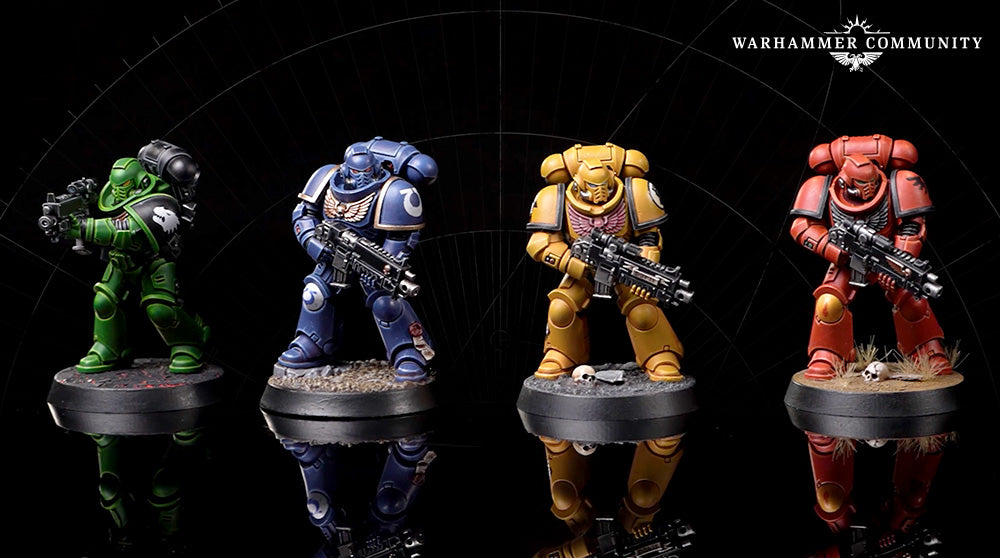 Cuatro Space Marines pintados en verde, azul, amarillo y rojo con Warhammer Tone Pro