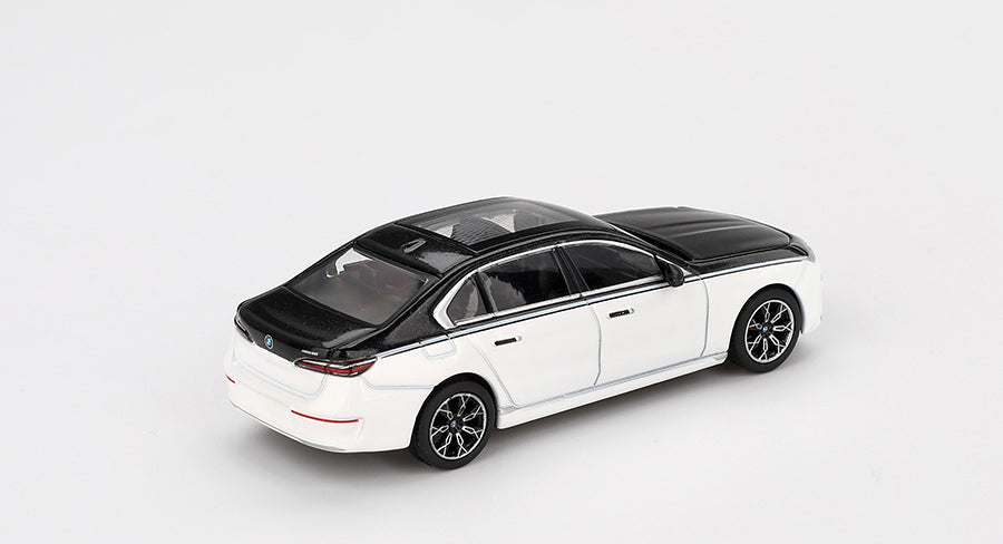Mini GT - BMW i7 xDrive60 Alpine White / Black Sapphire 1/64