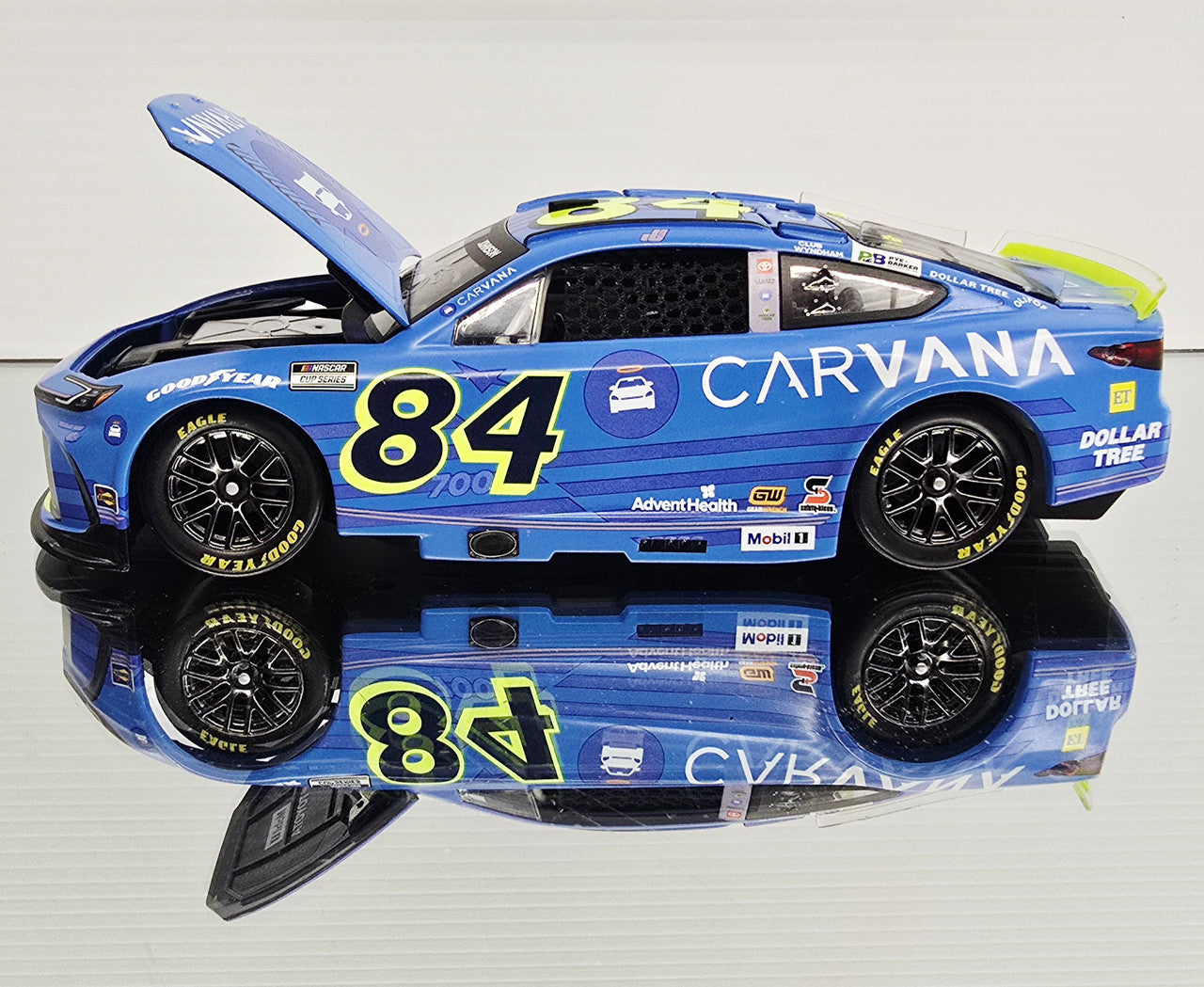 Lionel Racing - Jimmie Johnson #84 Carvana 700th Start 2025 Camry (Autografiado), escala 1:24