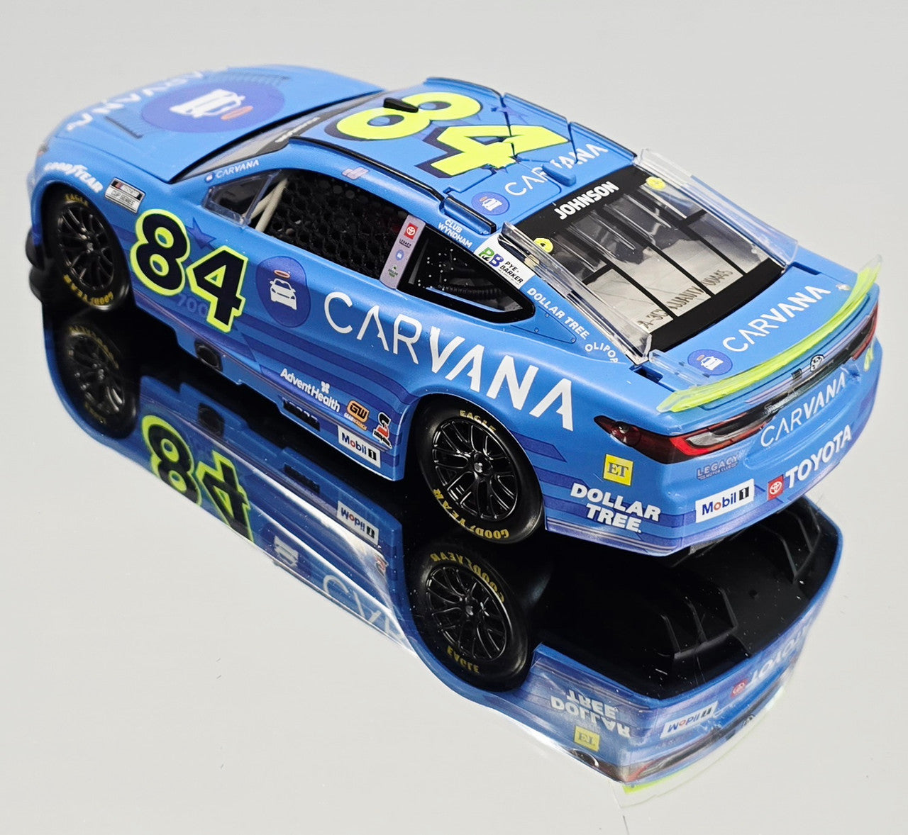 Lionel Racing - Jimmie Johnson #84 Carvana 700th Start 2025 Camry (Autografiado), escala 1:24
