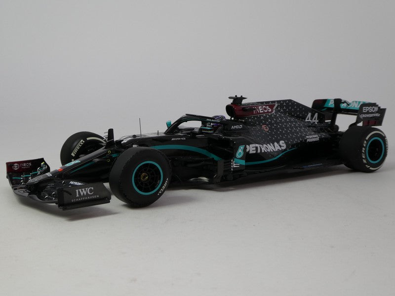 Minichamps - Mercedes-AMG Petronas F1 Team W11 EQ Performance – Lewis Hamilton – Winner British GP 2020 Flat Tyre, escala 1:18