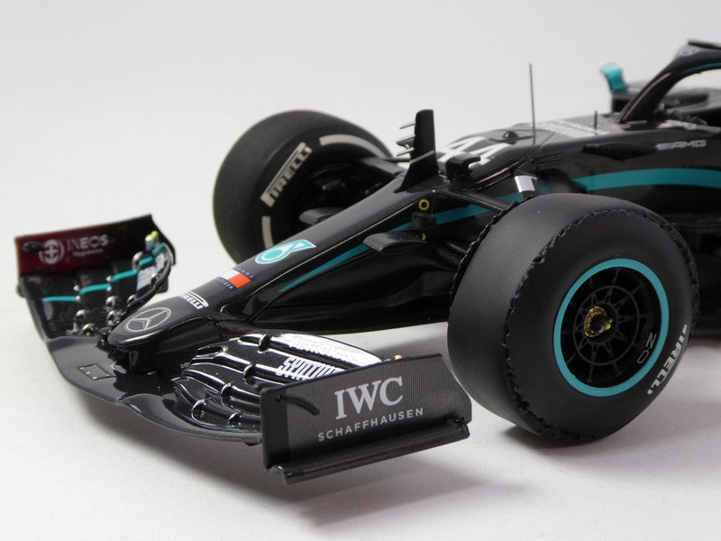 Minichamps - Mercedes-AMG Petronas F1 Team W11 EQ Performance – Lewis Hamilton – Winner British GP 2020 Flat Tyre, escala 1:18