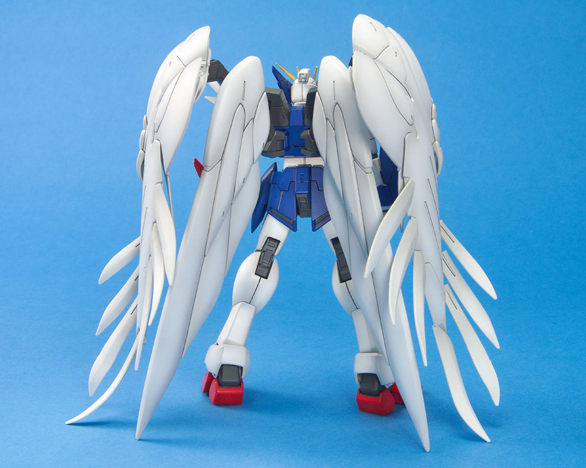Bandai - 1/100 MG Wing Gundam Zero (EW) "Gundam Wing: Endless Waltz"