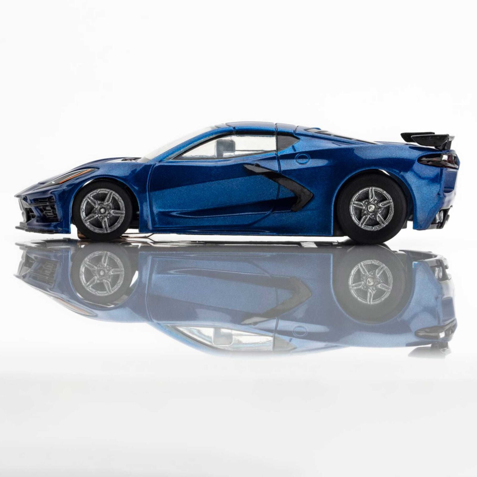 AFX - Corvette C8 Slot Car, Metallic Riptide Blue, Escala 1/64
