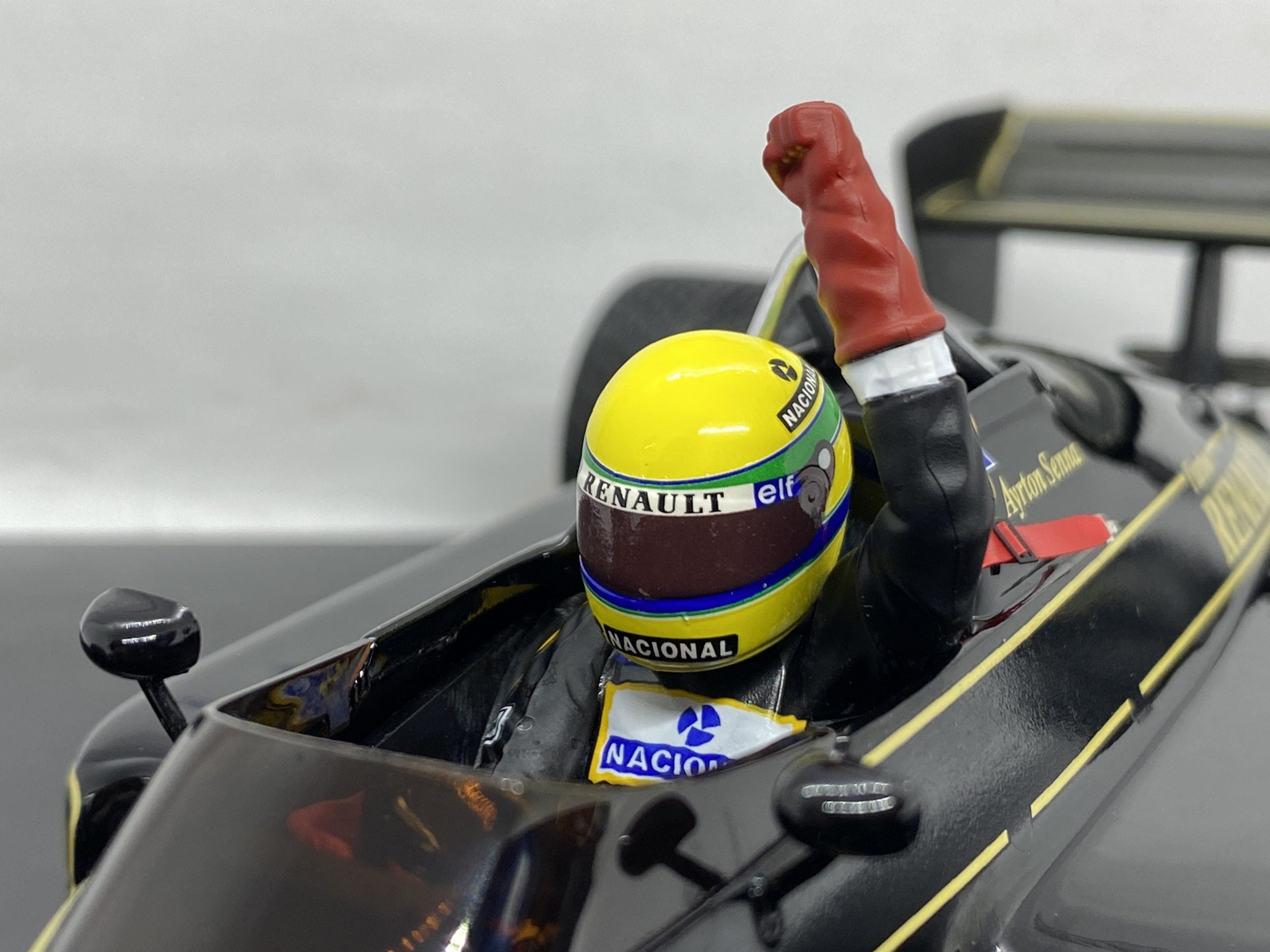 Minichamps - Lotus Renault 97T – Ayrton Senna – GP Portugal 1985 (w/rain tyres) – 1st Career Win – End Of Race, escala 1:18