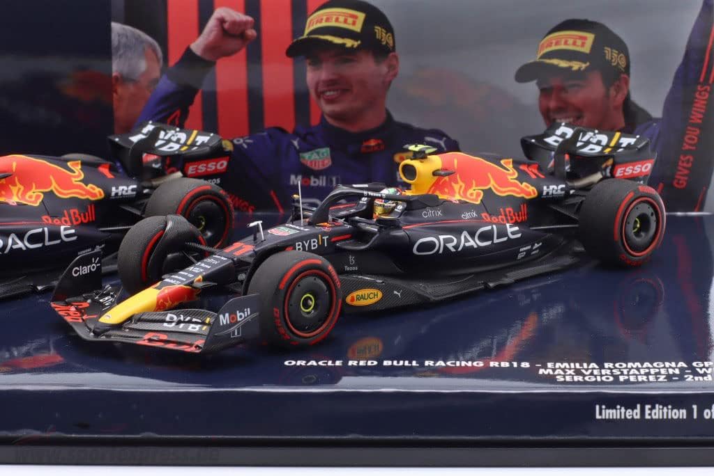 Minichamps - Red Bull - F1 Set 2X RB18 Team Oracle Red Bul Racing #1 Winner Emilia Romagna Italy GP World Champion 2022 Max Verstappen + #11 2nd Emilia Romagna Italy GP 2022 Sergio Pérez, escala 1:43