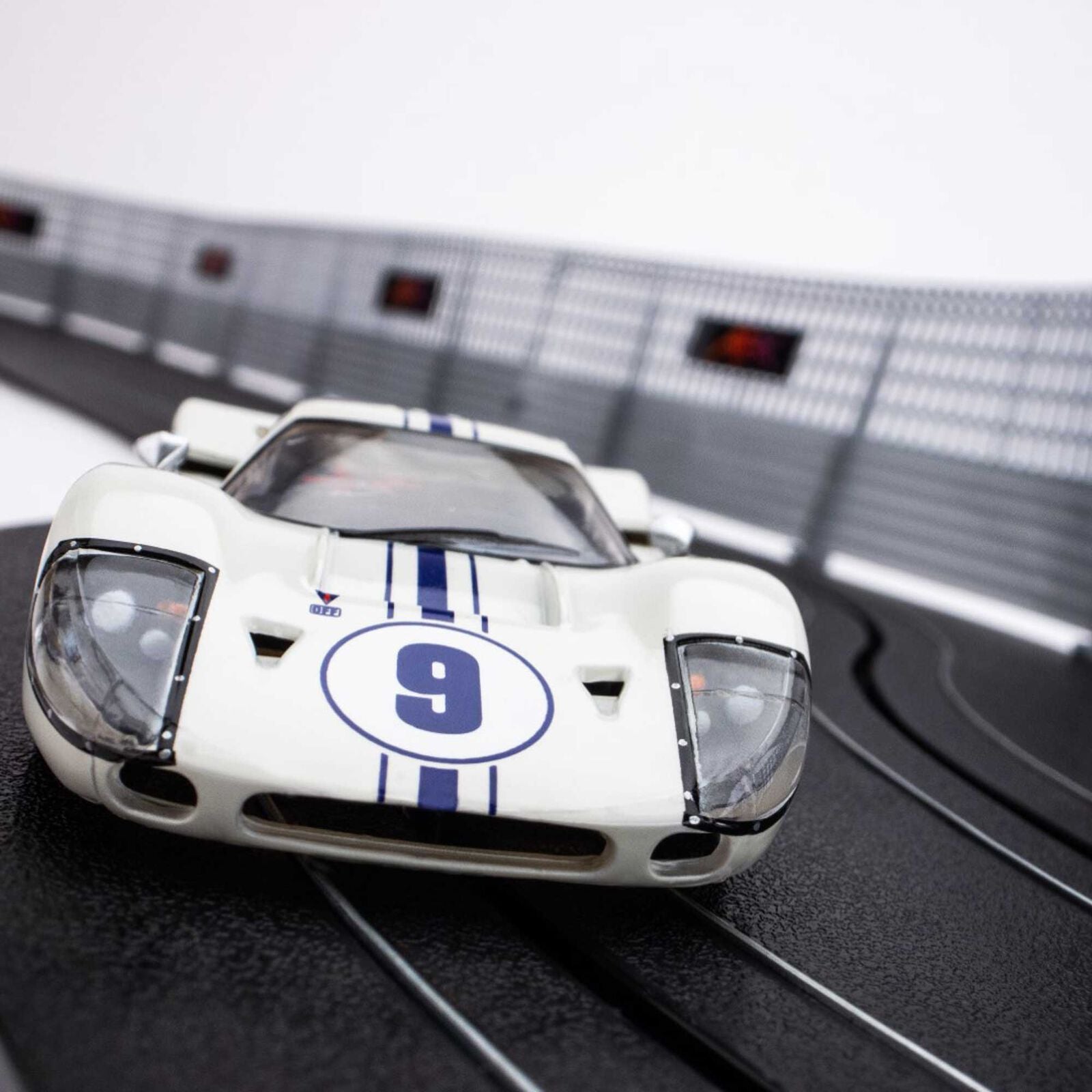 AFX - Ford GT40 Mark IV #9 Slot Car, White, Escala 1/64