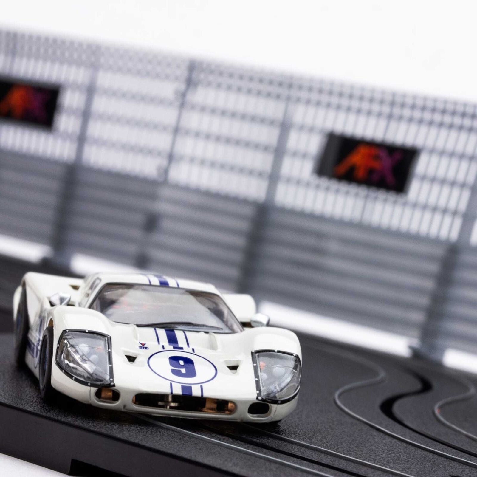 AFX - Ford GT40 Mark IV #9 Slot Car, White, Escala 1/64