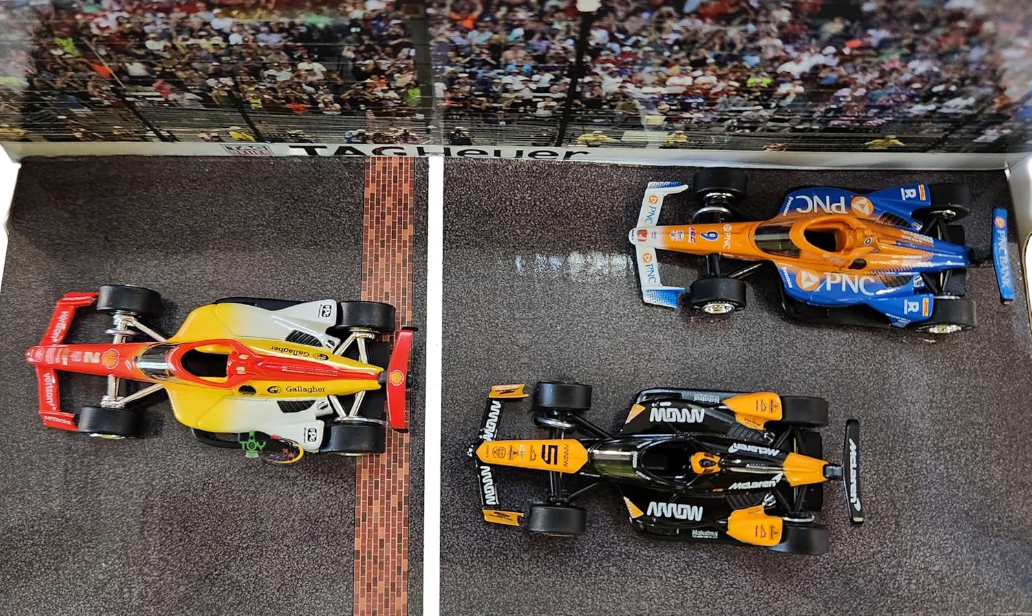 Greenlight - 2024 Indianapolis 500 Podium 3-Car Set - #2 Josef Newgarden, #5 Pato O'Ward, #9 Scott Dixon, escala 1:64