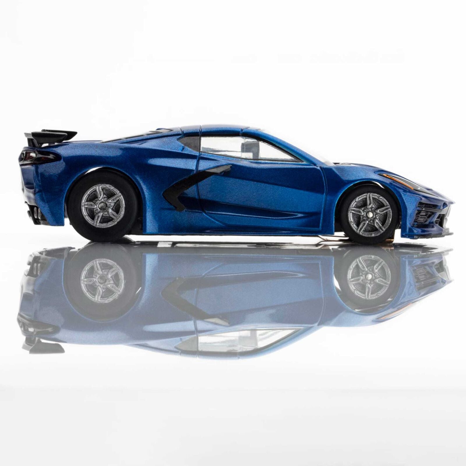 AFX - Corvette C8 Slot Car, Metallic Riptide Blue, Escala 1/64