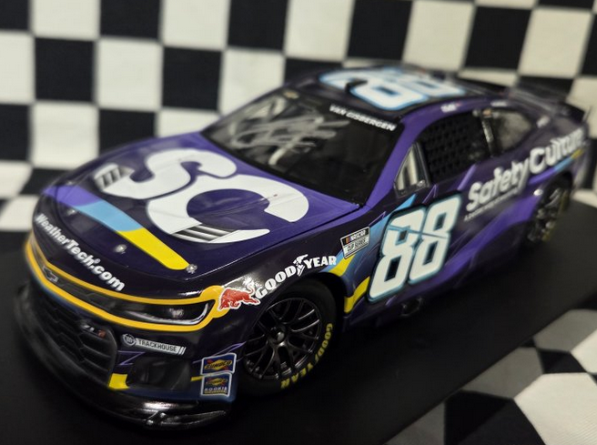 Lionel Racing - Shane Van Gisbergen NO. 88 SAFETYCULTURE (Autografiado), escala 1:24