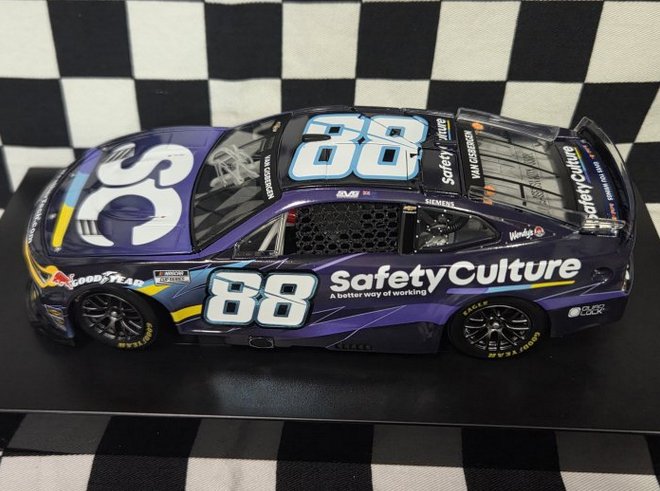 Lionel Racing - Shane Van Gisbergen NO. 88 SAFETYCULTURE (Autografiado), escala 1:24