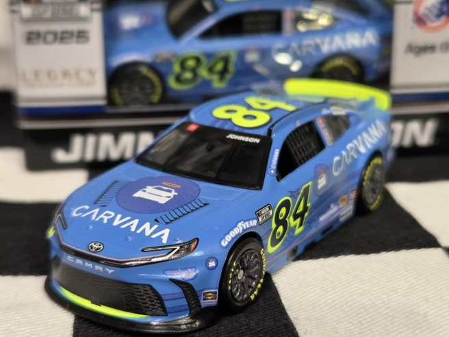 Lionel Racing - Jimmie Johnson #84 Carvana 700th Star 2025 Camry, escala 1:64