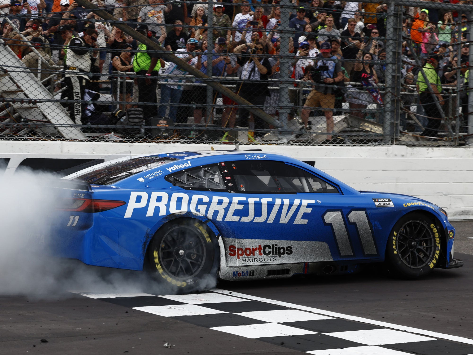 Lionel Racing - Denny Hamlin #11 Progressive Martinsville Win 2025 Camry, escala 1:64