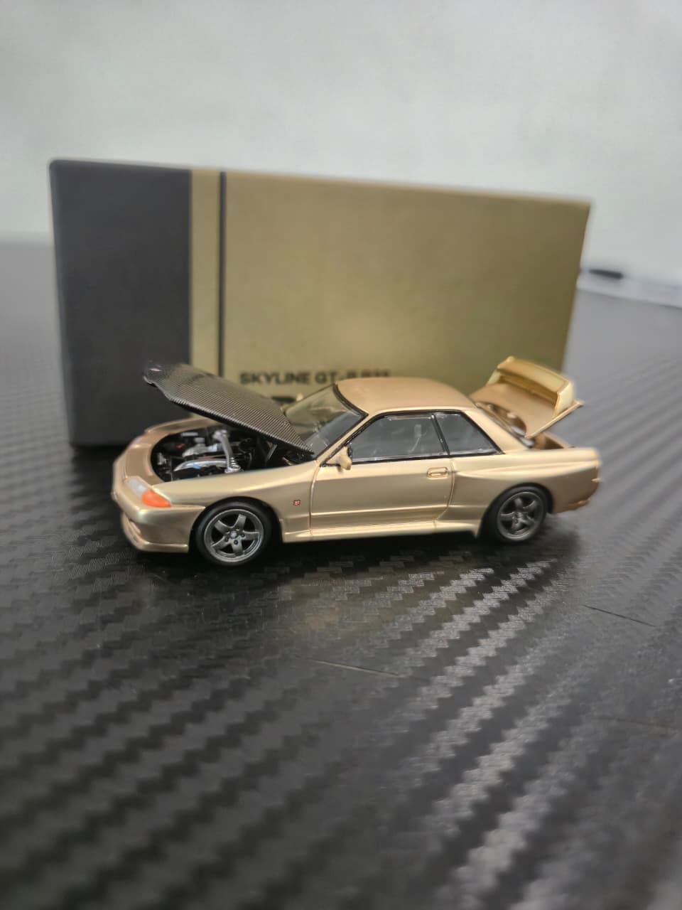 POP RACE - 1:64 Nissan Skyline GT-R R32 - Chrome Gold