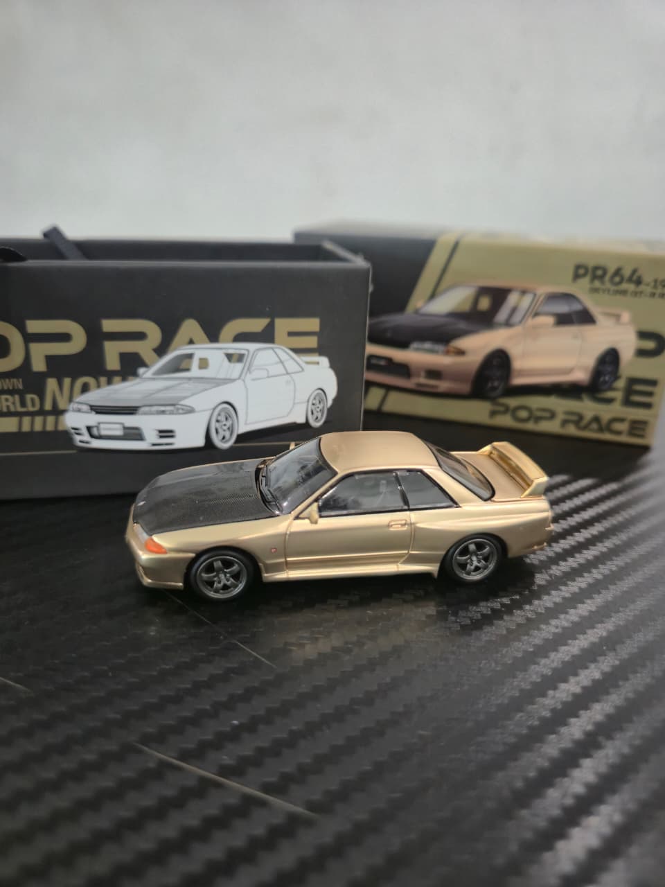 POP RACE - 1:64 Nissan Skyline GT-R R32 - Chrome Gold
