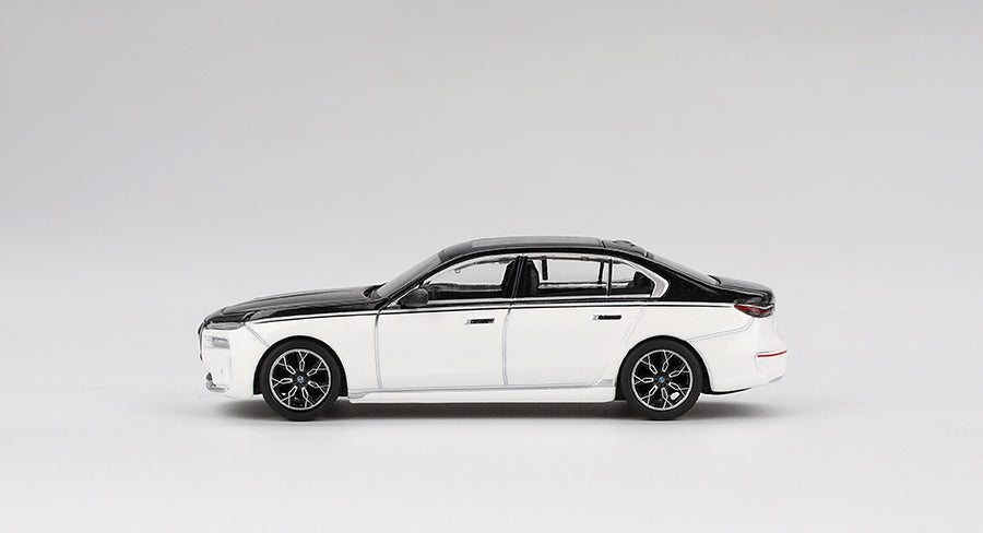 Mini GT - BMW i7 xDrive60 Alpine White / Black Sapphire 1/64