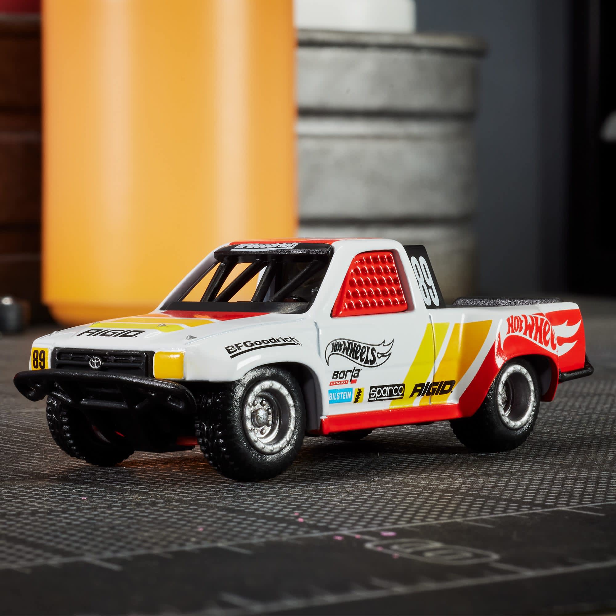 Mattel - Hot Wheels Elite 64 1989 Toyota HiLux Stadium Truck