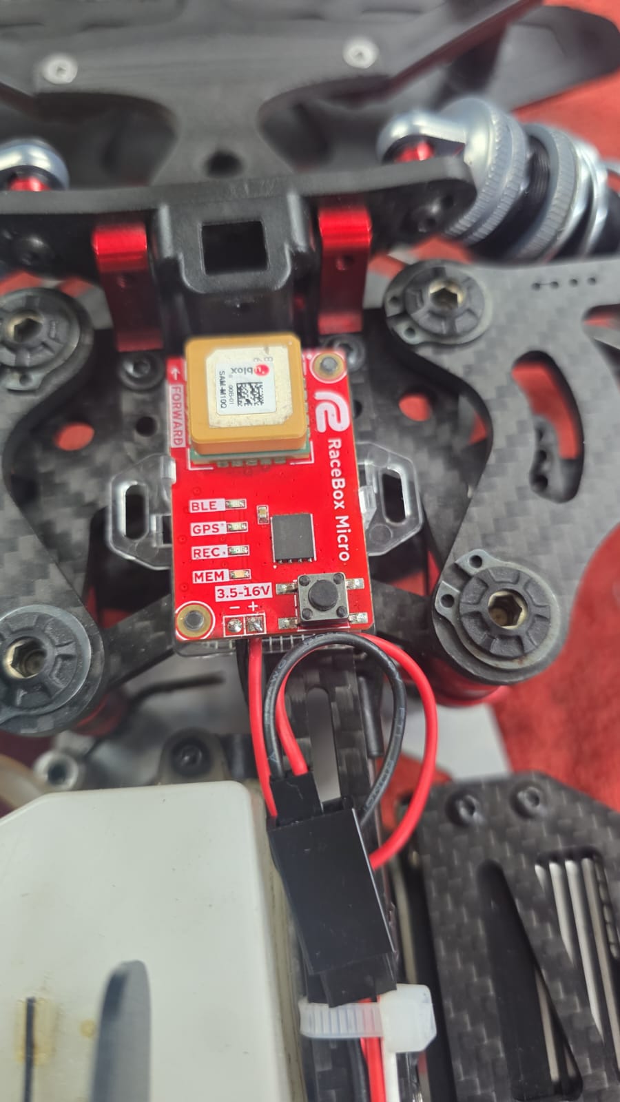 RaceBox Micro instalado en un vehículo de radiocontrol — vista del módulo y conexiones