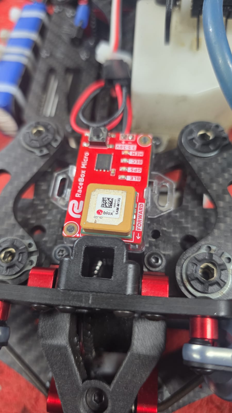 RaceBox Micro instalado en un vehículo de radiocontrol — vista desde otro ángulo
