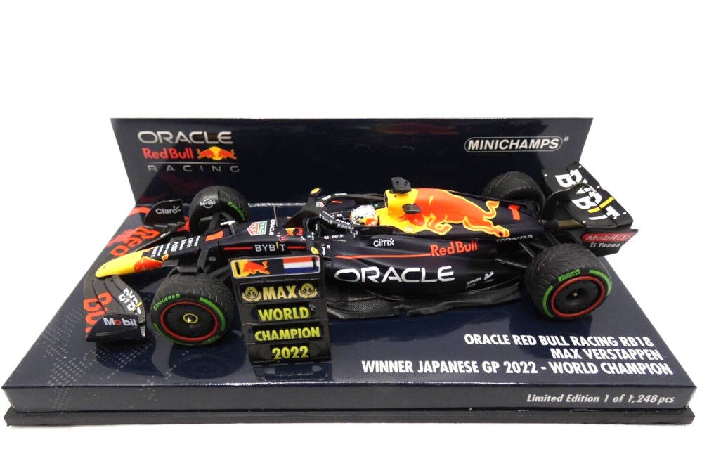 Minichamps - Oracle Red Bull Racing RB18 – Max Verstappen – Winner Japanese GP 2022 – W/Pitboard – World Champion, escala 1:43